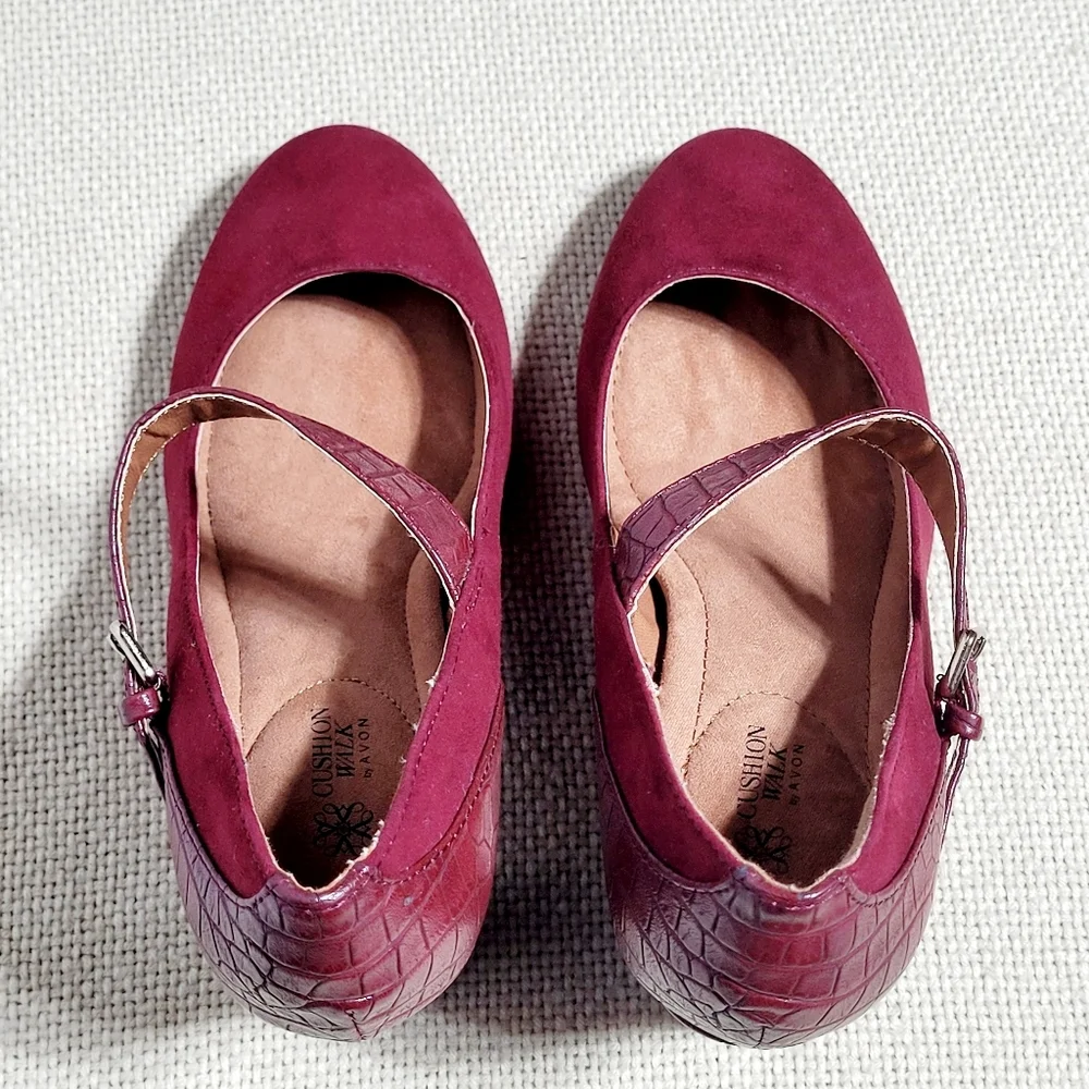 NWOT Cushion Walk by Avon Mary Jane Wine Pumps Women's (7) Croc Embossed / Suede